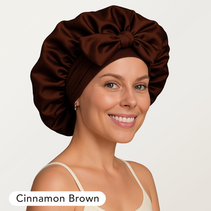 Cinnamon Brown (mörk brun /espresso brun nyans) Overnight Hair Bonnet från Luna & Co. på modell som skyddar håret över natten och minskar frissigt hår.