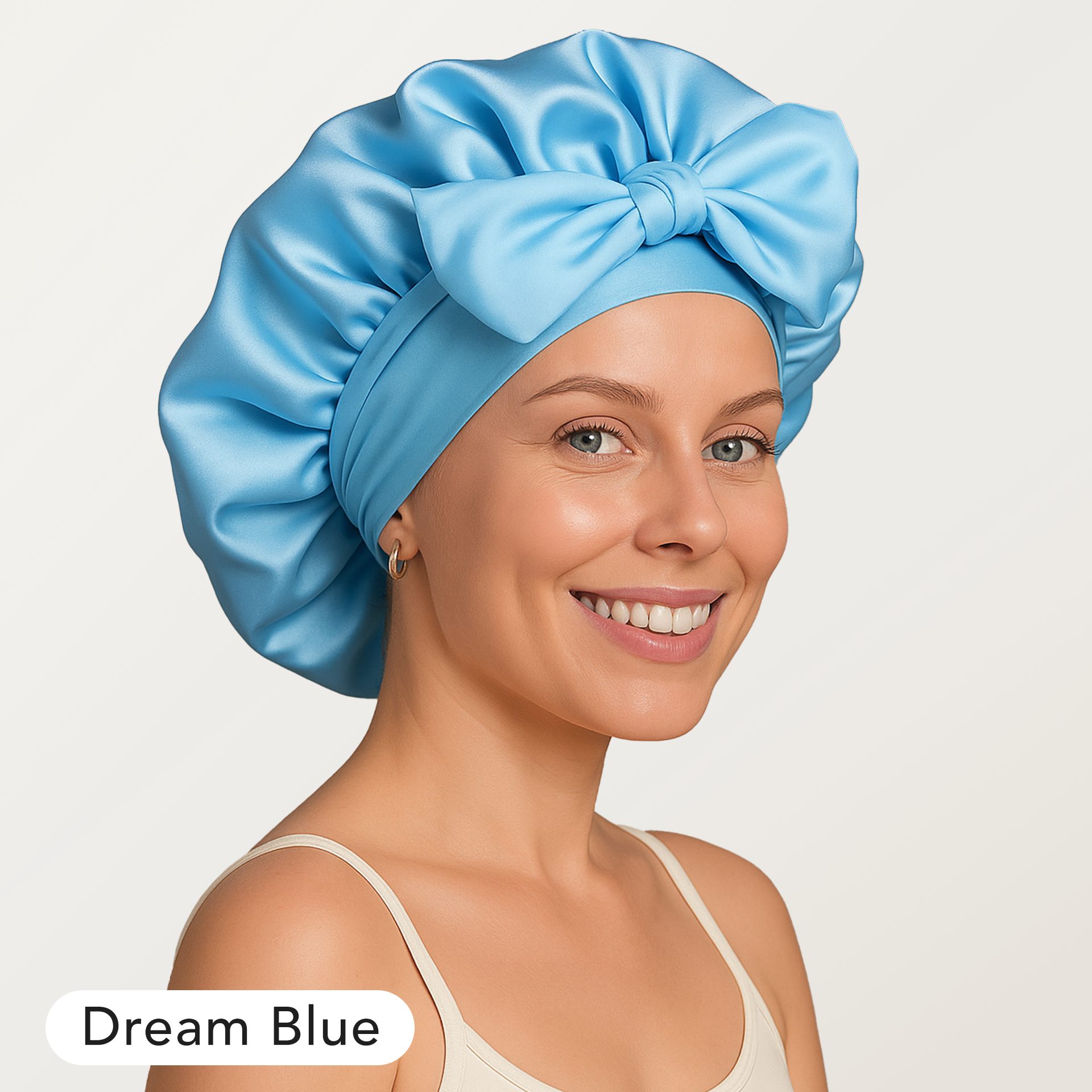 Dream Blue (ljus blå nyans) Overnight Hair Bonnet från Luna & Co. på modell som skyddar håret medan du sover.