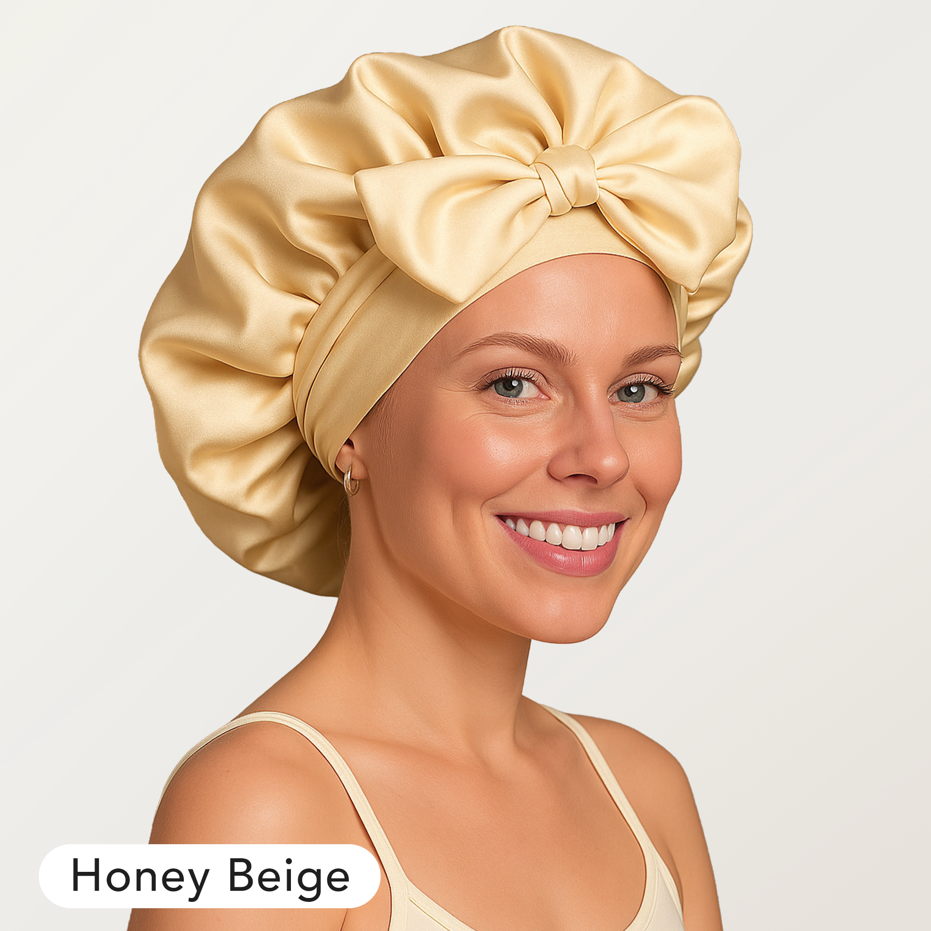 Honey Beige (mjuk beige nyans) Overnight Hair Bonnet från Luna & Co. på modell som skyddar håret medan du sover.