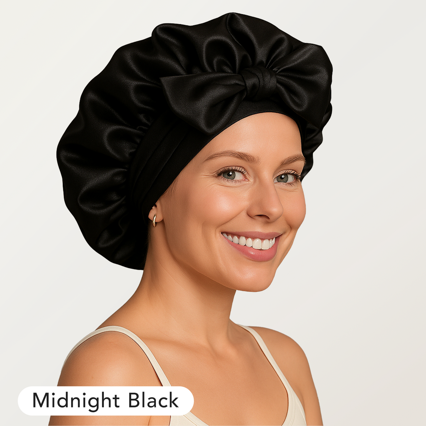 Midnight Black (mörk svart nyans) Overnight Hair Bonnet från Luna & Co. på modell som skyddar håret medan du sover.