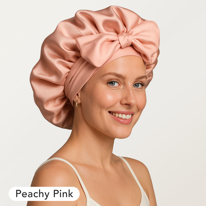 Peachy Pink (mjuk rosa nyans) Overnight Hair Bonnet från Luna & Co. på modell som skyddar håret medan du sover.
