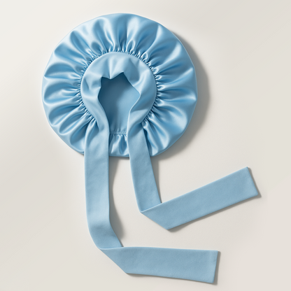 Dream Blue (ljus blå nyans) Overnight Hair Bonnet från Luna & Co. – satin bonnet som minskar frizz och bevarar hårets glans.
